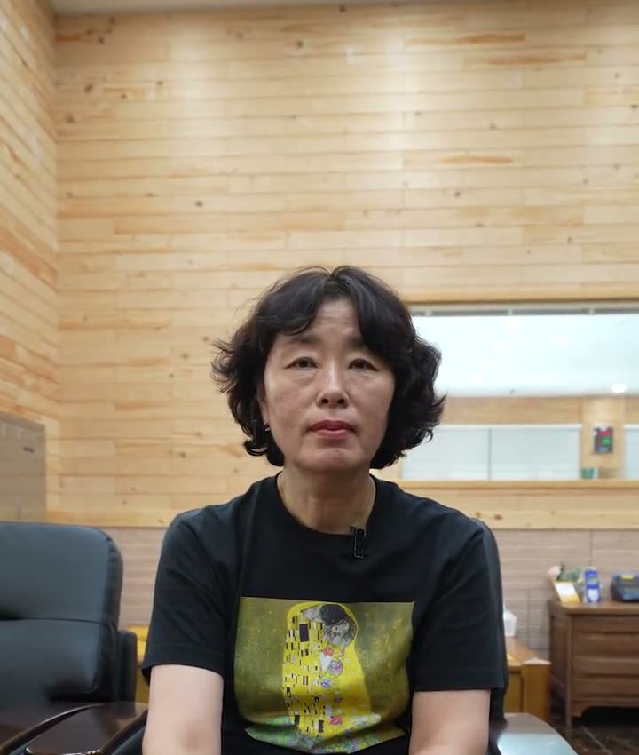 첫 번째 고객의 인터뷰 장면